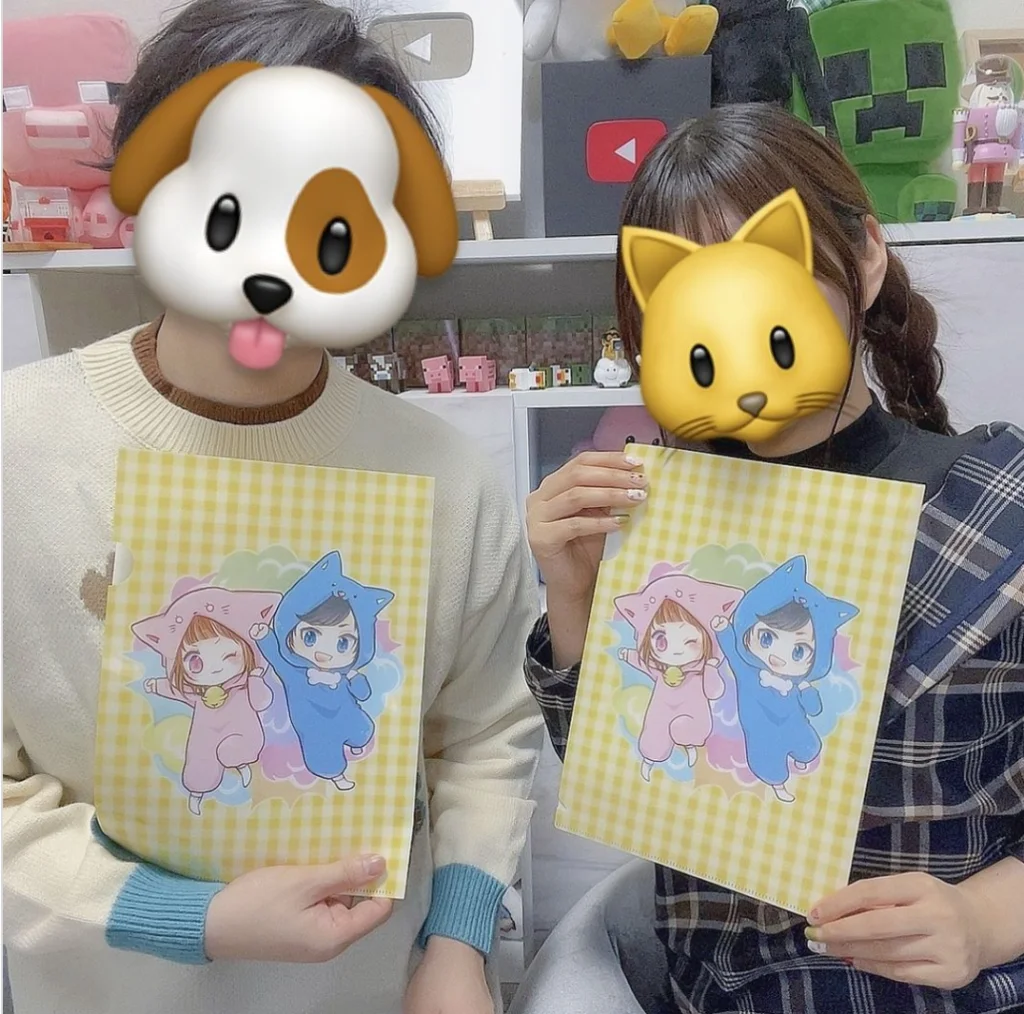 「ちろぴの」の実写。顔はスタンプで隠されているが、雰囲気はイケメンと美女。