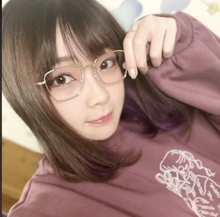 「ちろぴの」の「ぴの」の顔と言われている。茶髪でメガネをかけている。とてもかわいい。